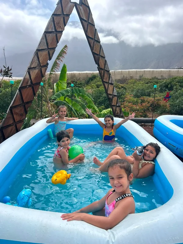 Niños jugando en la piscina infantil de Roquitos Club