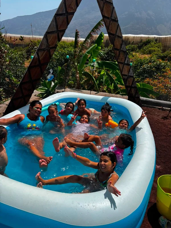 Grupo de niños divirtiéndose en la piscina en Roquitos Club