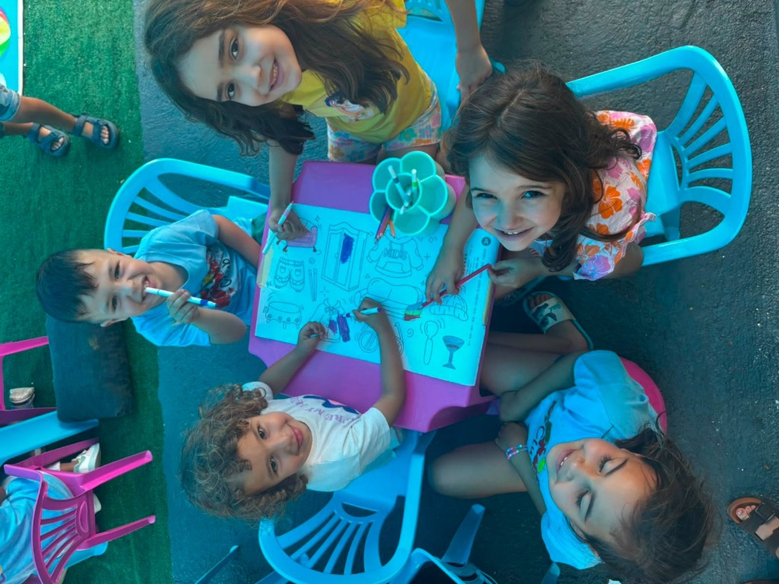 Niños de Roquitos Club en El Hierro pintando y haciendo manualidades juntos